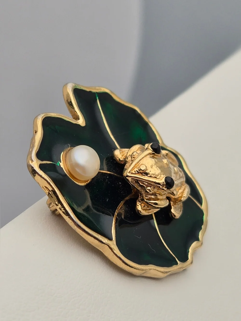 Vintage Frog Brooch Gold Tone Green Enamel Lily Pad Freshwater Pearl - Picture 3 of 7